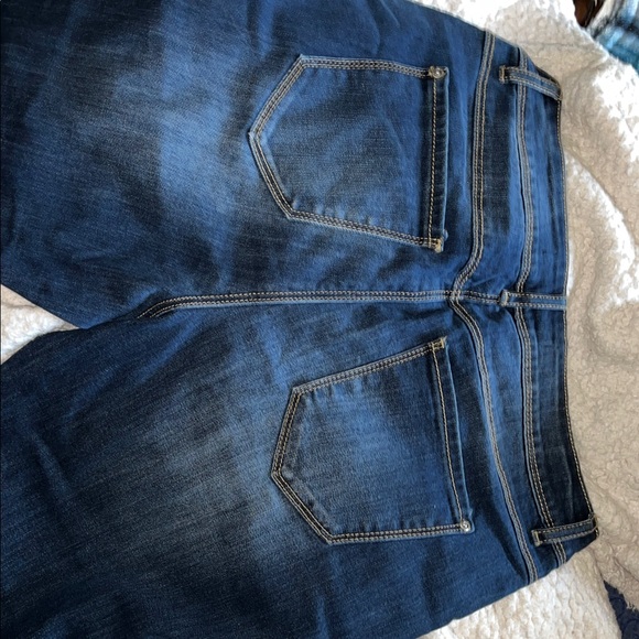 Stylish Blue Distressed Women capris - Picture 5 of 8